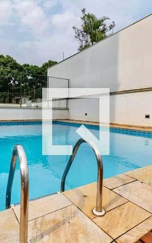 Apartamento à venda com 180m², 3 quartos e 3 vagas Apartamento à venda com 180m², 3 quartos e 3 vagasÁrea comum - Piscina