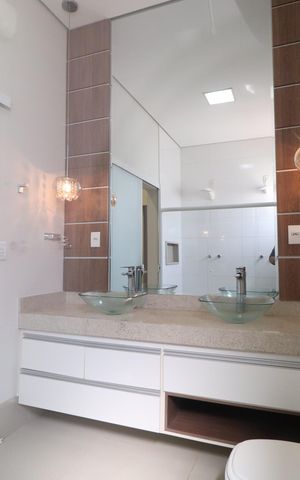 Casa de condomínio para alugar com 210m², 3 quartos e 3 vagasBanheiro do Quarto 1