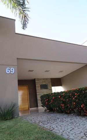 Casa de condomínio para alugar com 210m², 3 quartos e 3 vagasFachada