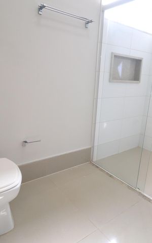 Casa de condomínio para alugar com 210m², 3 quartos e 3 vagasBanheiro do Quarto 1