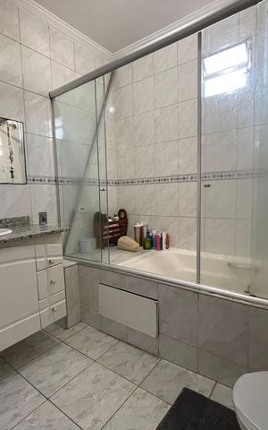 Casa de condomínio à venda com 150m², 4 quartos e 2 vagas Casa de condomínio à venda com 150m², 4 quartos e 2 vagasBanheiro 1