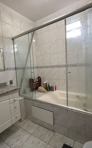 Casa de condomínio à venda com 150m², 4 quartos e 2 vagas Casa de condomínio à venda com 150m², 4 quartos e 2 vagasBanheiro 1