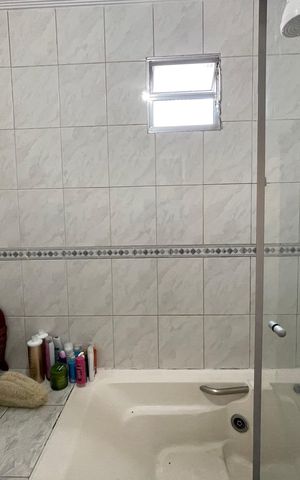 Casa de condomínio à venda com 150m², 4 quartos e 2 vagas Casa de condomínio à venda com 150m², 4 quartos e 2 vagasBanheiro 1