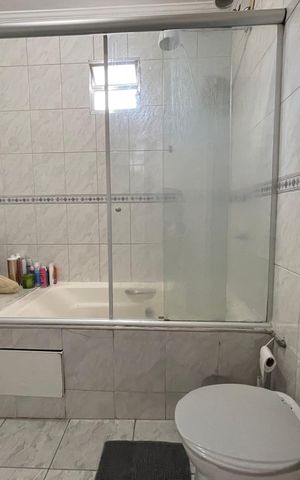 Casa de condomínio à venda com 150m², 4 quartos e 2 vagas Casa de condomínio à venda com 150m², 4 quartos e 2 vagasBanheiro 1