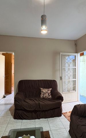 Casa à venda com 180m², 2 quartos e 1 vaga Casa à venda com 180m², 2 quartos e 1 vagaSala