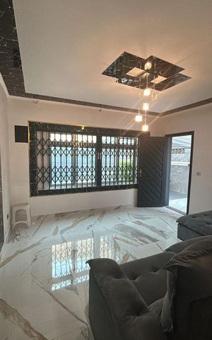 Casa à venda com 180m², 2 quartos e 2 vagas Casa à venda com 180m², 2 quartos e 2 vagasSala