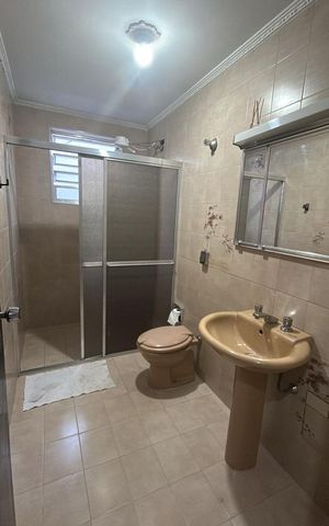 Casa à venda com 180m², 2 quartos e 2 vagas Casa à venda com 180m², 2 quartos e 2 vagasBanheiro