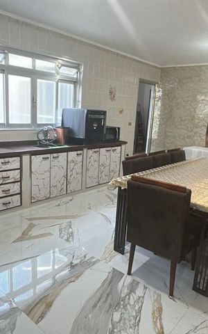 Casa à venda com 180m², 2 quartos e 2 vagas Casa à venda com 180m², 2 quartos e 2 vagasCozinha