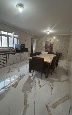 Casa à venda com 180m², 2 quartos e 2 vagas Casa à venda com 180m², 2 quartos e 2 vagasCozinha