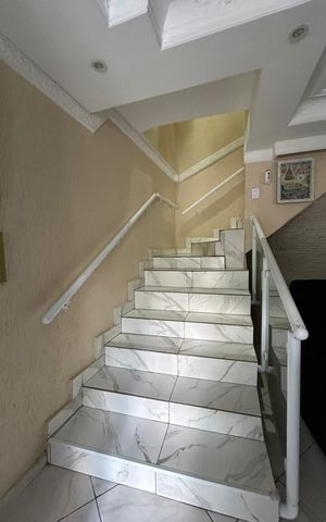 Casa para alugar com 250m², 4 quartos e 6 vagasEscada