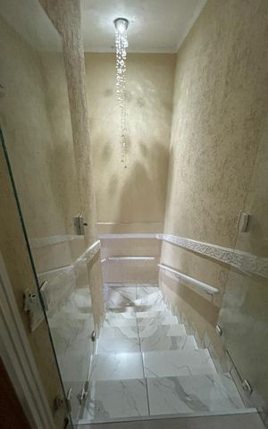 Casa para alugar com 250m², 4 quartos e 6 vagasEscada