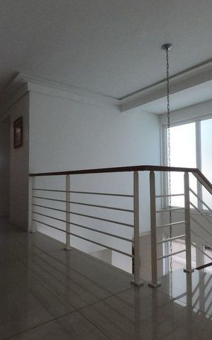 Casa de condomínio à venda com 350m², 1 quarto e 6 vagas Casa de condomínio à venda com 350m², 1 quarto e 6 vagasEscada