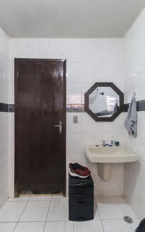 Casa à venda com 300m², 3 quartos e 3 vagas Casa à venda com 300m², 3 quartos e 3 vagasBanheiro 2