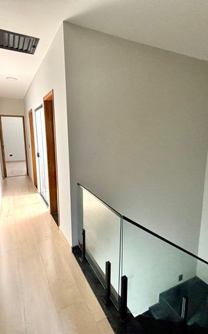 Casa à venda com 150m², 3 quartos e 2 vagas Casa à venda com 150m², 3 quartos e 2 vagasCorredor