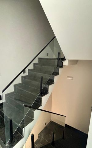 Casa à venda com 150m², 3 quartos e 2 vagas Casa à venda com 150m², 3 quartos e 2 vagasEscada