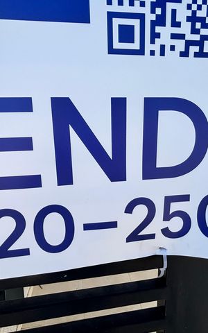 Casa à venda com 150m², 3 quartos e 2 vagas Casa à venda com 150m², 3 quartos e 2 vagasFachada