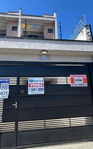 Casa à venda com 150m², 3 quartos e 2 vagas Casa à venda com 150m², 3 quartos e 2 vagasFachada