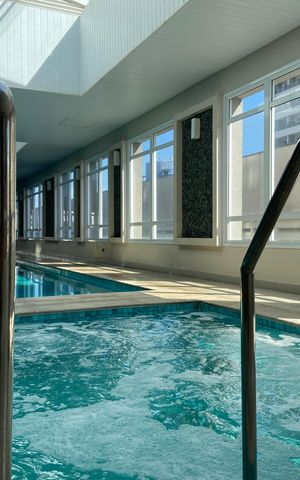 Apartamento à venda com 83m², 3 quartos e 2 vagas Apartamento à venda com 83m², 3 quartos e 2 vagasÁrea comum - Piscina