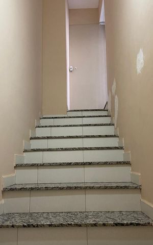 Apartamento à venda com 86m², 2 quartos e 2 vagas Apartamento à venda com 86m², 2 quartos e 2 vagasEscada
