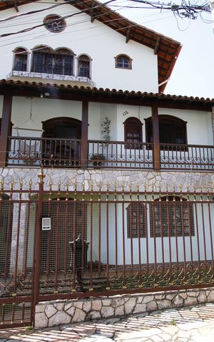 Casa à venda com 370m², 4 quartos e 4 vagasFachada
