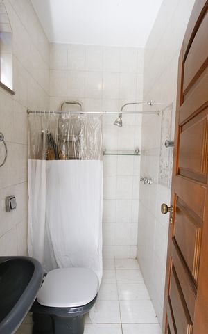Casa à venda com 370m², 4 quartos e 4 vagasBanheiro de serviço