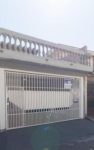 Casa à venda com 151m², 2 quartos e 2 vagas Casa à venda com 151m², 2 quartos e 2 vagasFachada