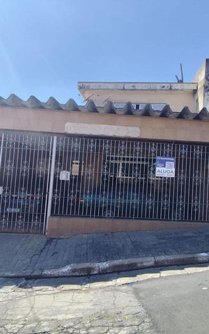 Casa à venda com 200m², 3 quartos e 3 vagas Casa à venda com 200m², 3 quartos e 3 vagasFachada