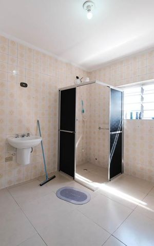 Casa à venda com 200m², 3 quartos e 3 vagasBanheiro 1