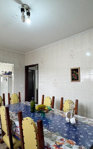 Casa à venda com 300m², 4 quartos e 3 vagas Casa à venda com 300m², 4 quartos e 3 vagasCopa