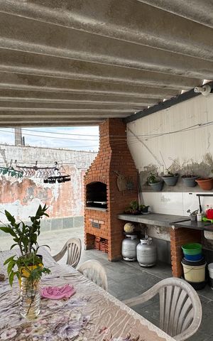 Casa à venda com 300m², 4 quartos e 3 vagas Casa à venda com 300m², 4 quartos e 3 vagasÁrea - Churrasqueira