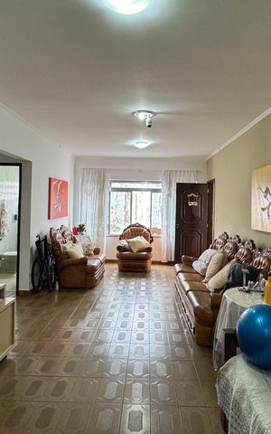 Casa à venda com 300m², 4 quartos e 3 vagas Casa à venda com 300m², 4 quartos e 3 vagasSala