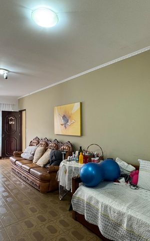 Casa à venda com 300m², 4 quartos e 3 vagas Casa à venda com 300m², 4 quartos e 3 vagasSala