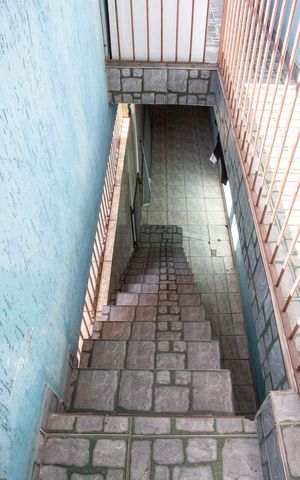 Casa à venda com 100m², 3 quartos e 2 vagasEscada