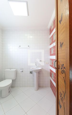 Casa de condomínio à venda com 288m², 6 quartos e 1 vaga Casa de condomínio à venda com 288m², 6 quartos e 1 vagaBanheiro