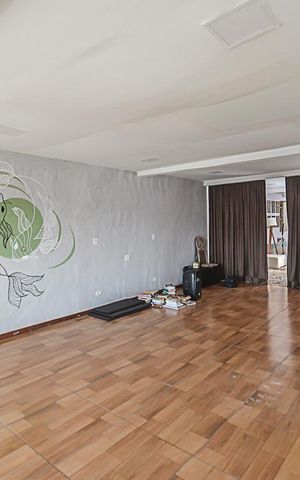 Casa à venda com 500m², 3 quartos e 2 vagas Casa à venda com 500m², 3 quartos e 2 vagasSalão de Festas