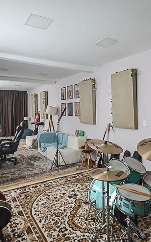 Casa à venda com 500m², 3 quartos e 2 vagas Casa à venda com 500m², 3 quartos e 2 vagasSalão de Festas