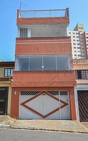 Casa à venda com 500m², 3 quartos e 2 vagas Casa à venda com 500m², 3 quartos e 2 vagasFachada
