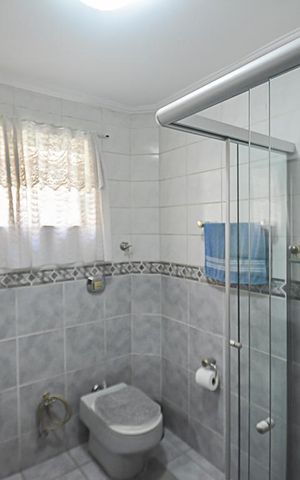 Casa à venda com 500m², 3 quartos e 2 vagas Casa à venda com 500m², 3 quartos e 2 vagasBanheiro 2
