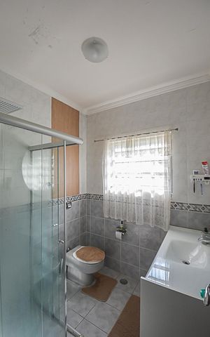 Casa à venda com 500m², 3 quartos e 2 vagas Casa à venda com 500m², 3 quartos e 2 vagasBanheiro 1