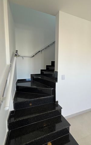 Apartamento à venda com 98m², 2 quartos e 1 vaga Apartamento à venda com 98m², 2 quartos e 1 vagaEscada