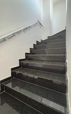 Apartamento à venda com 98m², 2 quartos e 1 vaga Apartamento à venda com 98m², 2 quartos e 1 vagaEscada