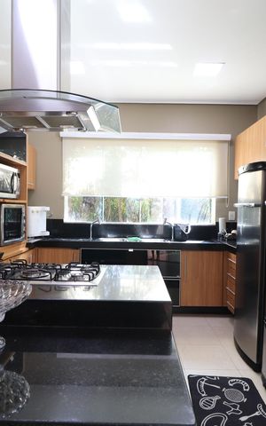 Casa de condomínio para alugar com 485m², 4 quartos e 2 vagasCozinha