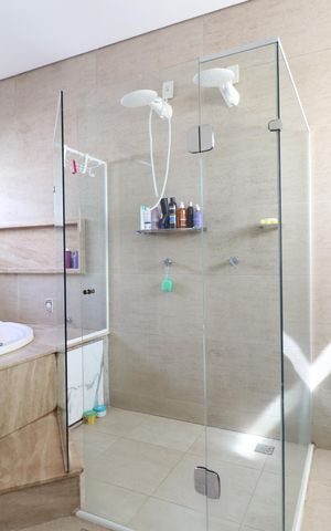 Casa de condomínio para alugar com 485m², 4 quartos e 2 vagasBanheiro do Quarto 2