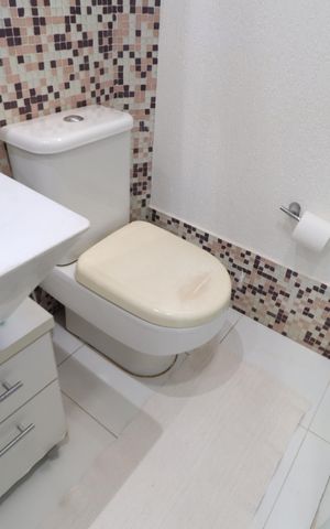 Casa de condomínio para alugar com 485m², 4 quartos e 2 vagasBanheiro do Quarto 1
