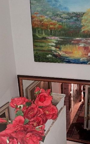 Casa à venda com 192m², 3 quartos e 2 vagas Casa à venda com 192m², 3 quartos e 2 vagasEscada