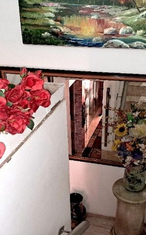 Casa à venda com 192m², 3 quartos e 2 vagas Casa à venda com 192m², 3 quartos e 2 vagasEscada