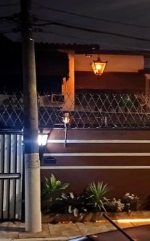 Casa à venda com 192m², 3 quartos e 2 vagas Casa à venda com 192m², 3 quartos e 2 vagasFachada