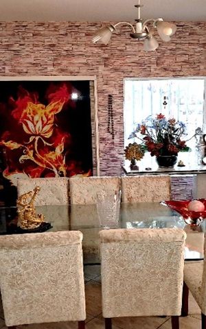 Casa à venda com 192m², 3 quartos e 2 vagas Casa à venda com 192m², 3 quartos e 2 vagasSala