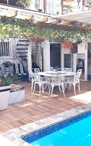 Casa à venda com 192m², 3 quartos e 2 vagas Casa à venda com 192m², 3 quartos e 2 vagasÁrea externa