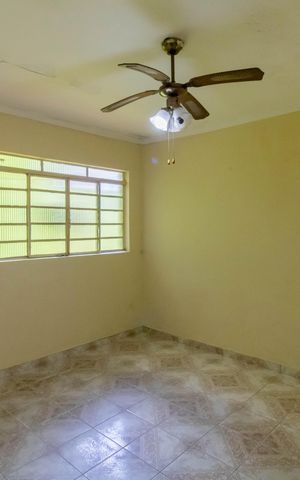 Casa à venda com 150m², 3 quartos e 1 vaga Casa à venda com 150m², 3 quartos e 1 vagaSala